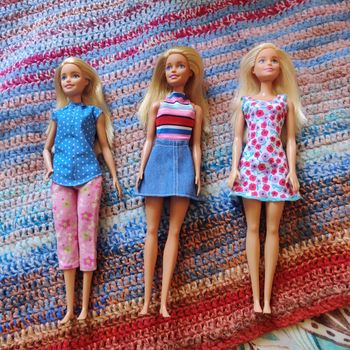 Lot 3 poupées Barbie 