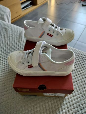 Basket basse blanches lewis T 28 très bon état 