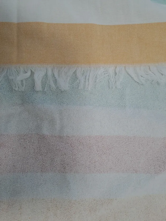 Serviette de Plage / Piscine Rayée Pastel - Douceur Bouclette & Franges - Passion Beauté - photo numéro 2