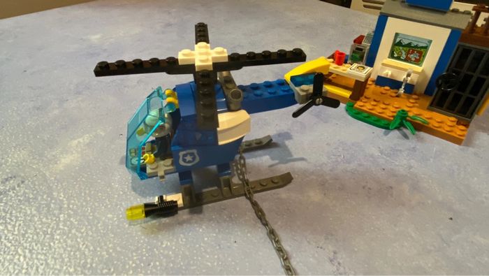 Lego junior city 10751 La course-poursuite à la montagne - photo numéro 9