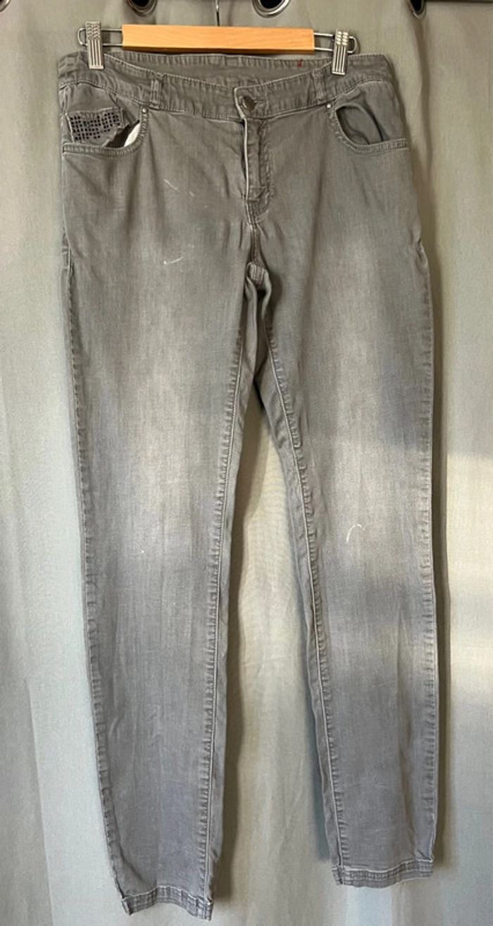 Jean gris marque woman taille 44 manque quelques strass voir photo en bon état