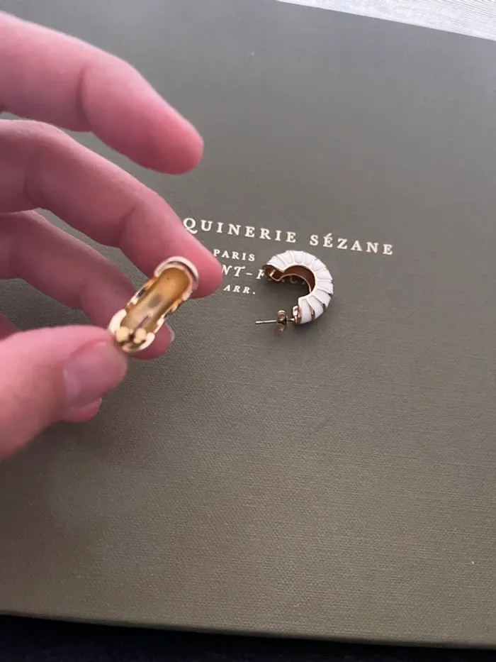 Boucle d’oreilles blanche et doré arrondies - photo numéro 3