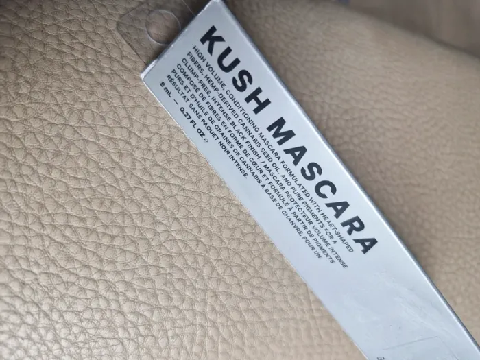 Milk mascara noir Kush boom - photo numéro 6
