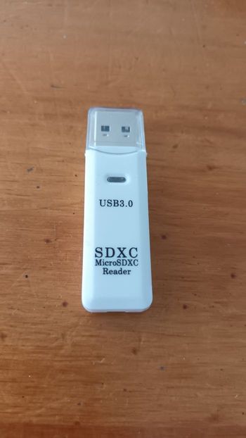 Cle usb lecteur de carte mémoire  neuve