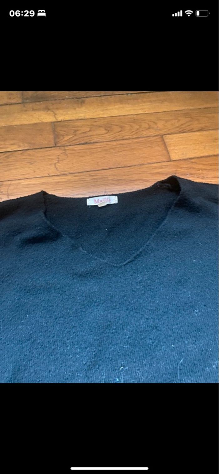 Pull noir décolleté en V - photo numéro 2