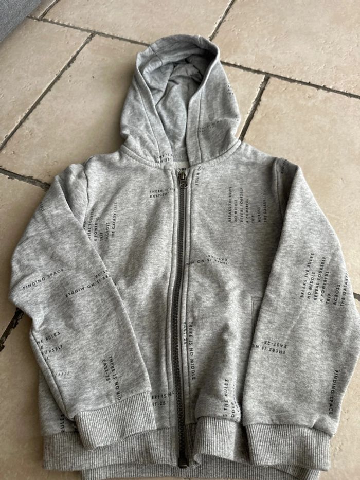 Pull Kiabi capuche 6 ans