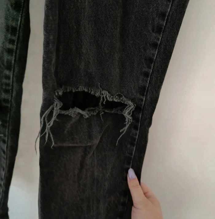 Jean a trou noir Stradivarius Taille 32 - photo numéro 2