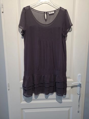 Robe grise en voile et à volants