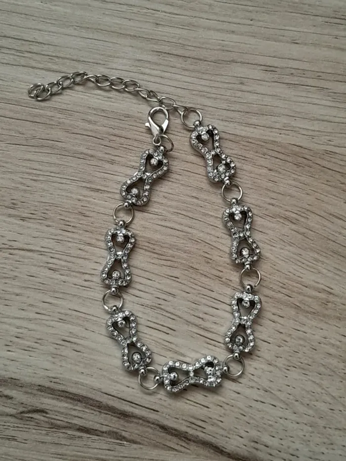 Bracelet avec strass, plaqué argent, porté par Caroline Forbès dans Vampire Diaries