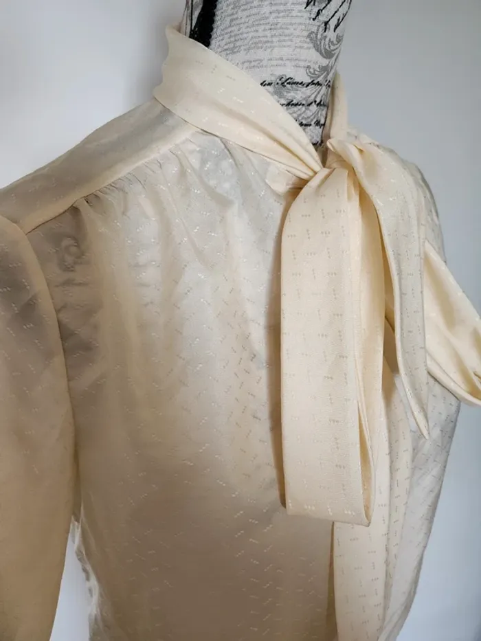 Magnifique Blouse vintage crème à lavallière – manches longues, style chic - photo numéro 3