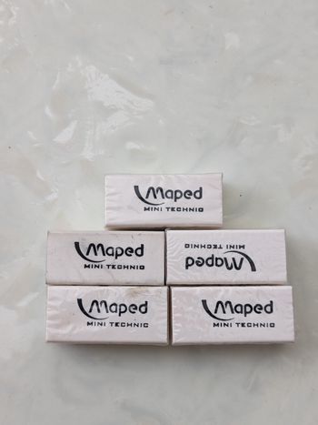 Lot de 5 gommes Maped blanches.