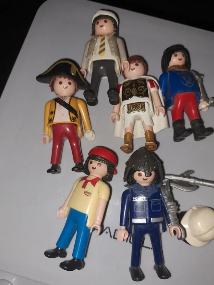 Lot 7 personnages Playmobil - photo numéro 2