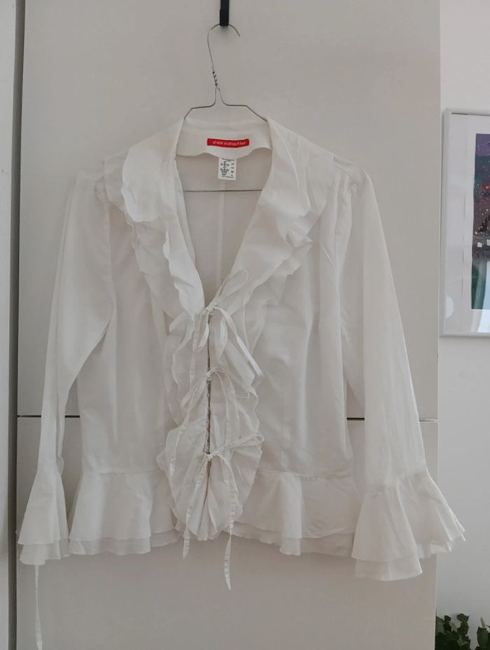 Blouse blanche à froufrous et nouettes - photo numéro 7
