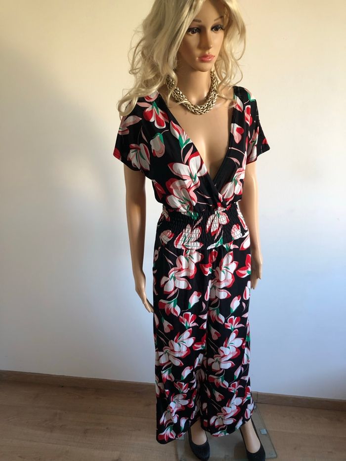 Combinaison noire et fleurie à manches courtes taille 38/40 jamais portée - photo numéro 2