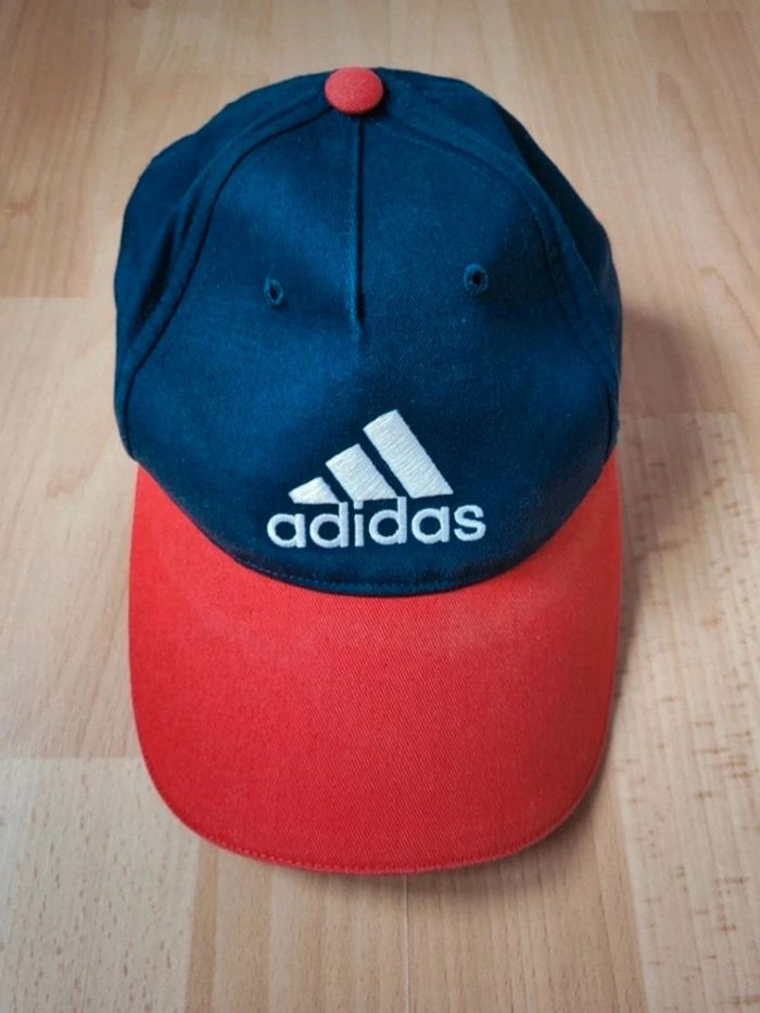 Casquette enfant Adidas Graphic bleu marine et rouge brodée