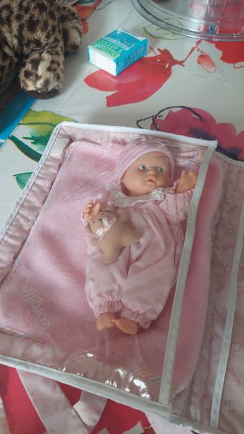 Poupée corolle dans son petit sac de transport