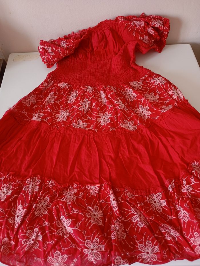 Robe rouge et broderie blanche . 12 ans . Côte n et polyester .. Très bon état. - photo numéro 3
