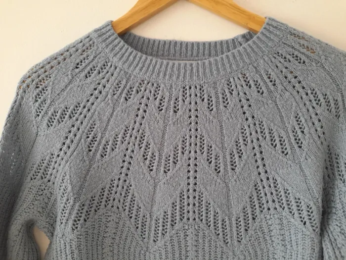 Pull en maille ajourée col rond. - photo numéro 2