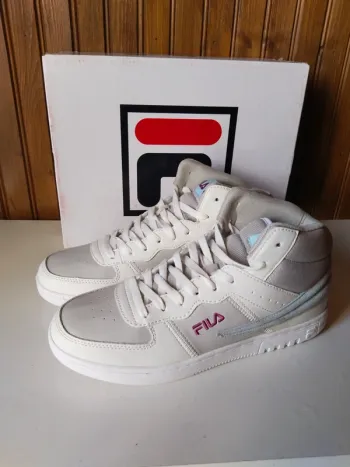 Paire de baskets montantes femme de marque Fila pointure 41
