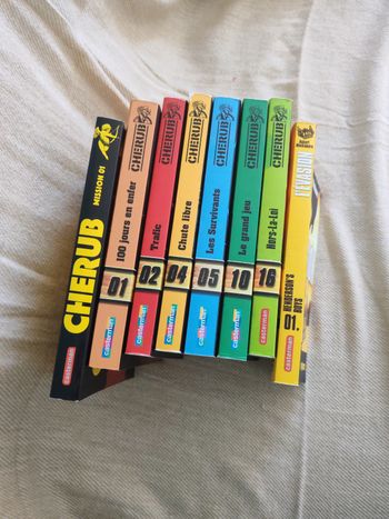 Lot de 8 roman cherub de robert muchamore