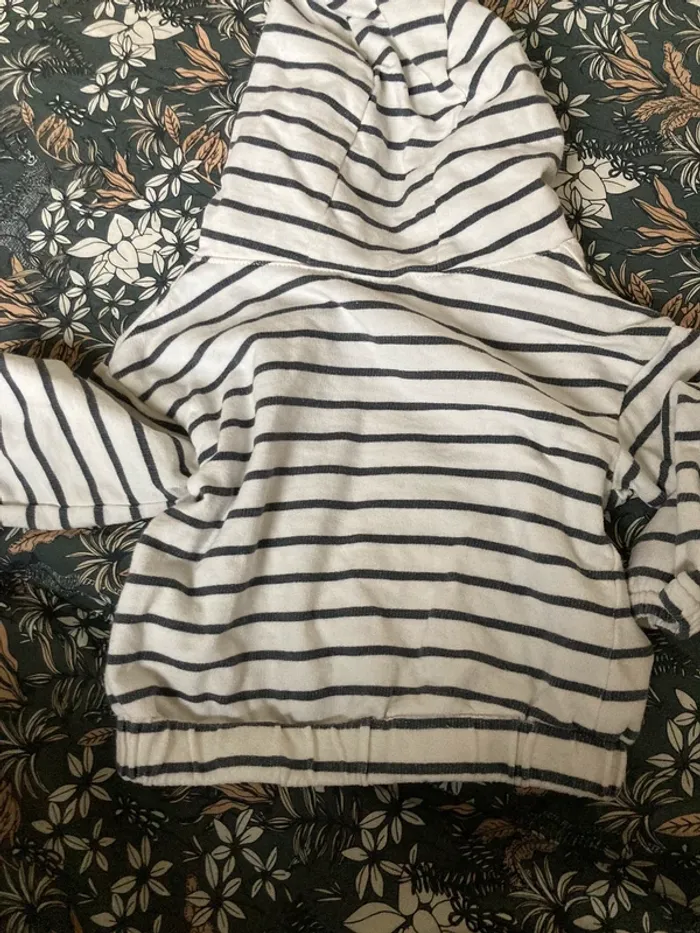 Sweat 6 mois - photo numéro 4