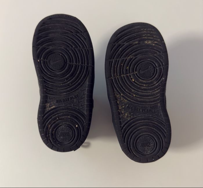 Nike Enfant – Baskets Noires – Taille 23,5 (US 7C) - photo numéro 10