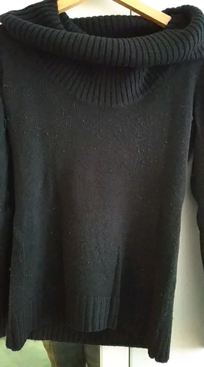Pull noir à large col