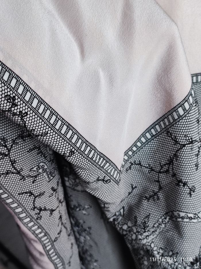 Foulard Carré grand format Rose perle et impression dentelle noire - photo numéro 7