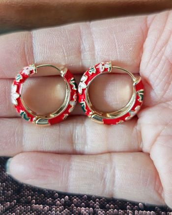 Une paire de boucles d'oreilles doré et rouge