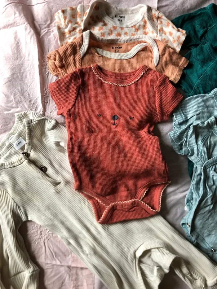 Lot body et pyjamas - photo numéro 2
