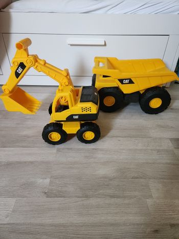 Caterpillar camion benne et excavatrice