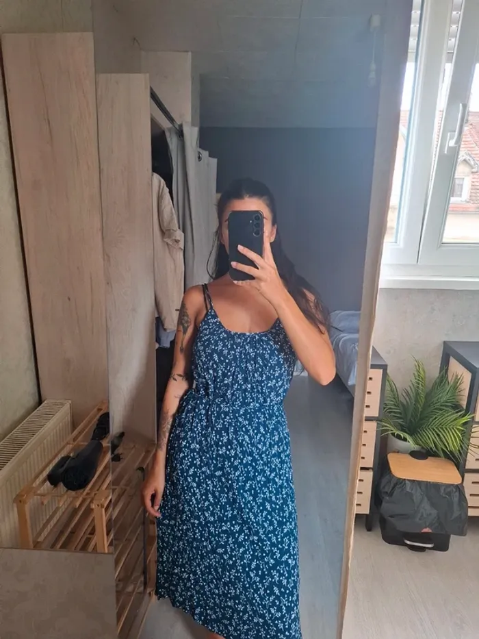 Robe d'été H&M bleu motif fleurie - photo numéro 2