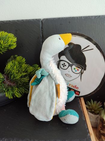 Petite Peluche Oie Plumette le voyage d'Olga bleu jaune moutarde blanc moulin roty