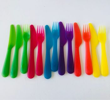 Lot de 13 couverts colorés pour enfant