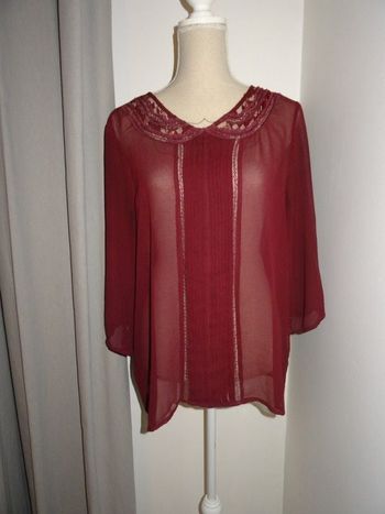 Blouse bordeaux transparent et col dentelle, manches 3/4, taille L/XL, TBE.