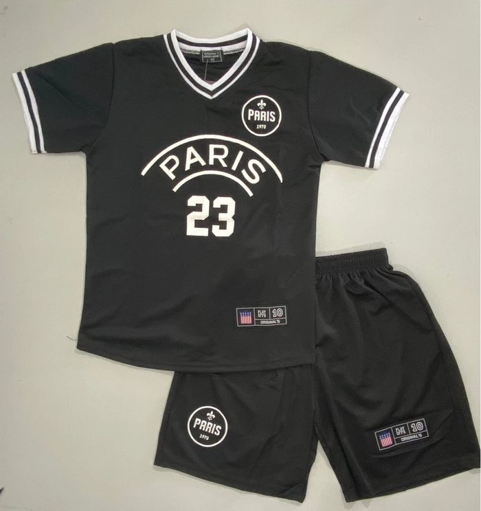 Ensemble sport de basket pour enfants . 10 ans.