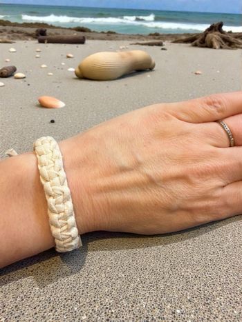 Bracelet beige tissé fait main 