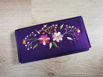 Porte feuille neuf en satin violet brodé de fleurs