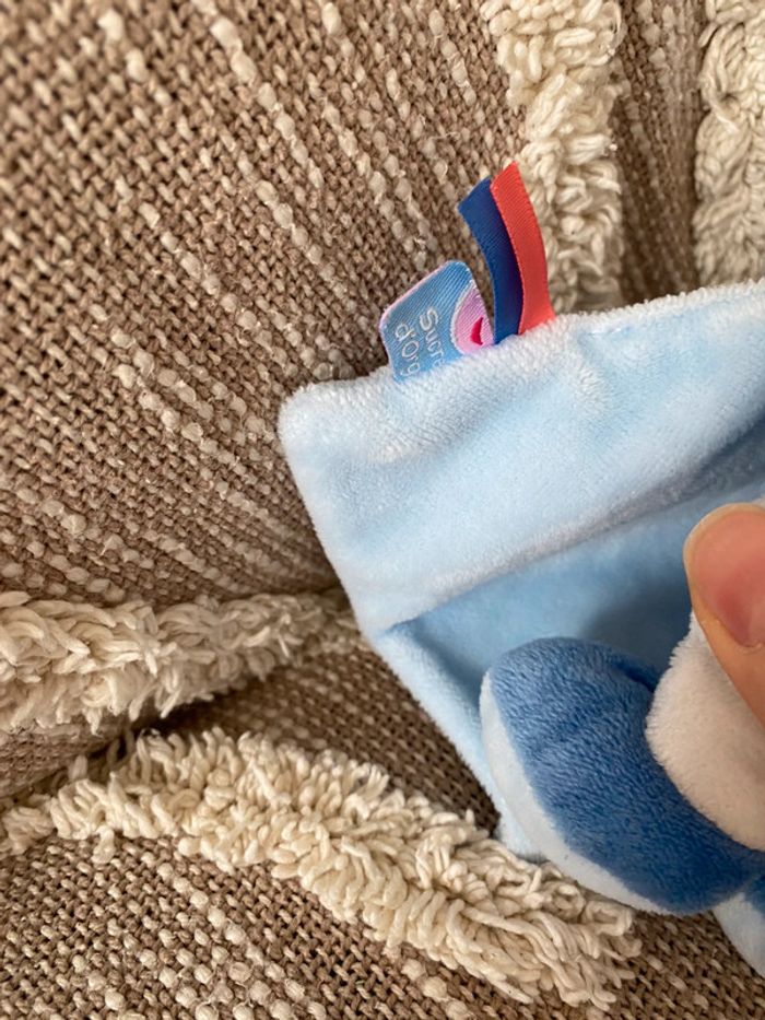 Peluche doudou mouchoir 25cm sucre d’orge chien bleu et gris très bon état - photo numéro 4