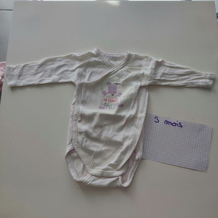 Lot bodies, T shirt manches longues , gilet 3 mois - photo numéro 4