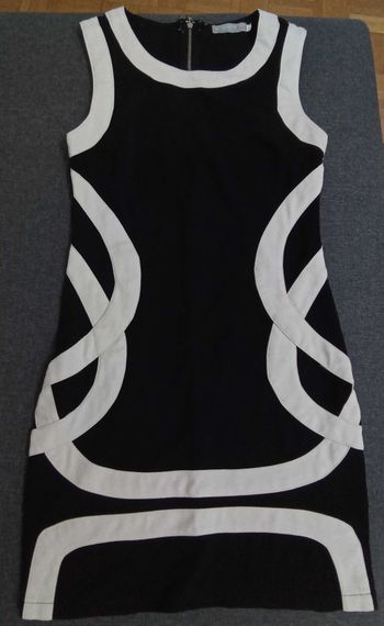 Robe noire et blanche