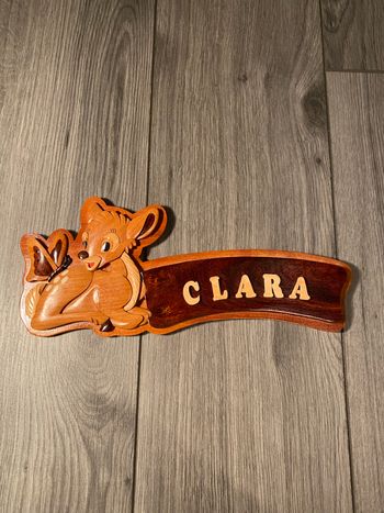 Prénom « Clara » gravé sur du bois avec Bambi