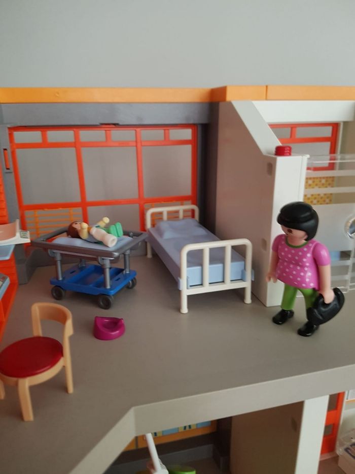 Playmobil hôpital aménagé avec docteur et accessoires - photo numéro 8