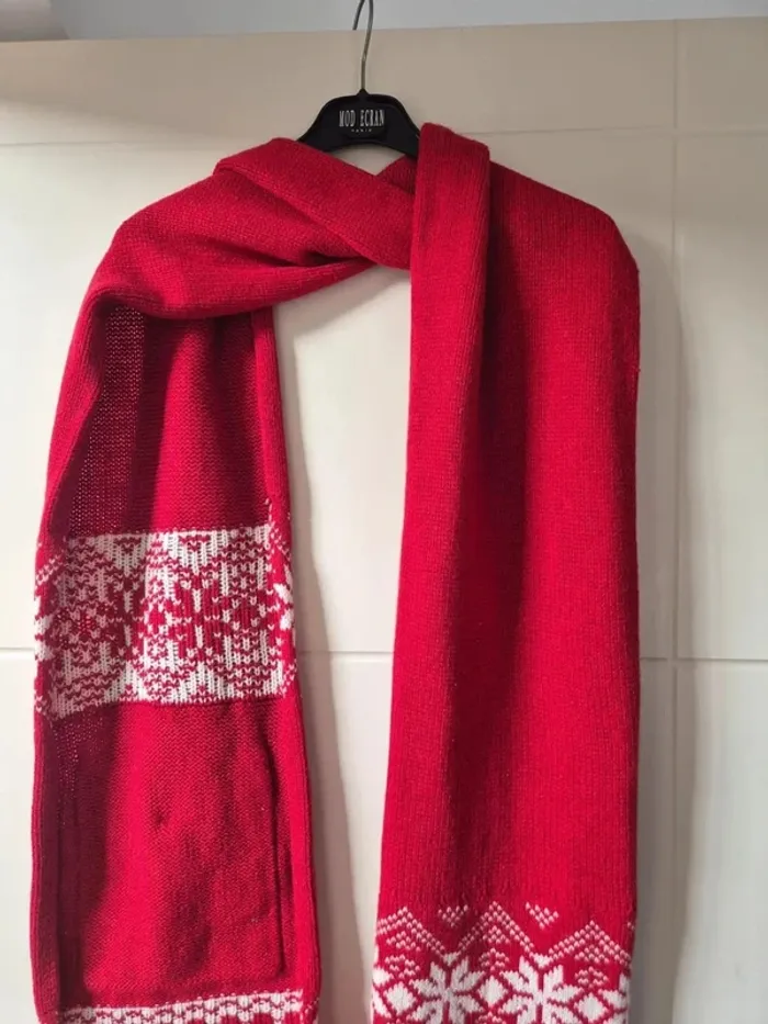 Écharpe rouge motif hivernal – H&M 🎄 - photo numéro 4