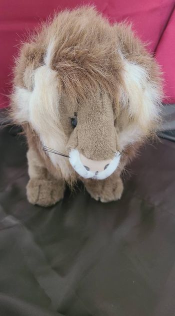 peluche lion debout