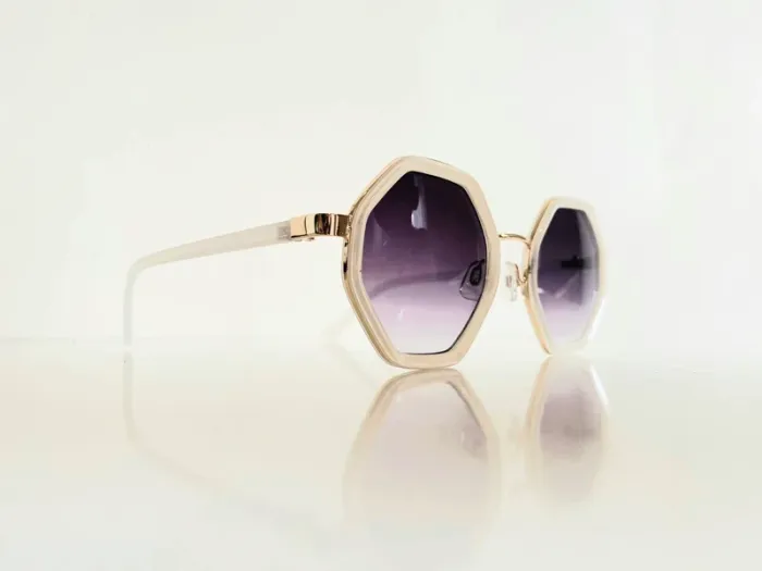 Lunette de soleil femme hexagonale blanche et dorée verres dégradés UV protection catégorie 3