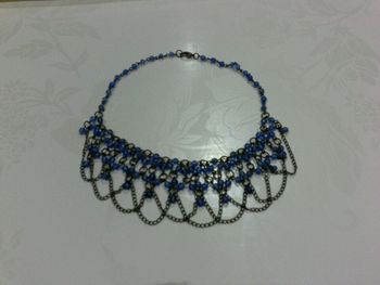 Collier bleu