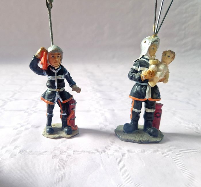 Lot petites figurine  / statuette  / bibelot , Pompier - photo numéro 3