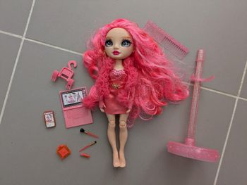 Poupée Rainbow high Priscilla Perez avec socle et accessoires