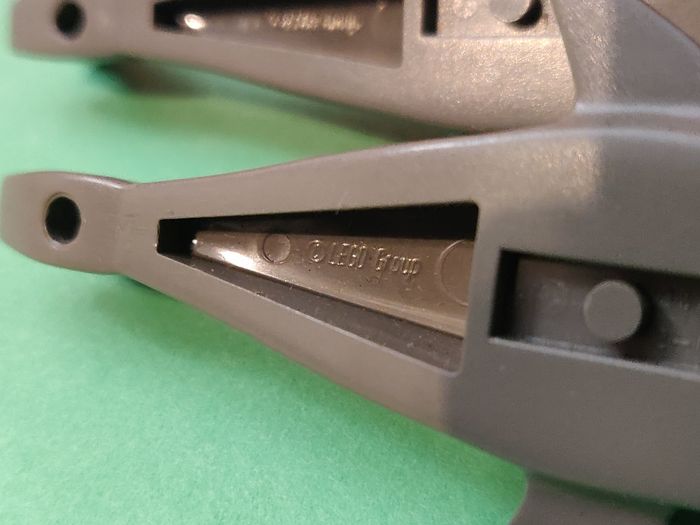 Lot 2 requins vintage gris Lego - en excellent état - vrai Lego - photo numéro 4